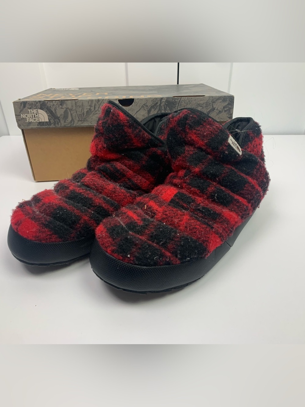 North Face thermoball traction mule Womens size 10 shoes plaid red slippers